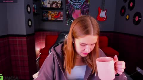 Jennifer online show from April 8, 11:18 pm