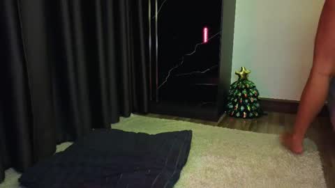 deedeedoll online show from December 15, 11:37 am