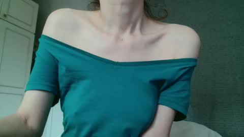 Snapshot of deessedivine chatting on October 9, 3:27 pm KamiDevi online show from October 9, 3:27 pm