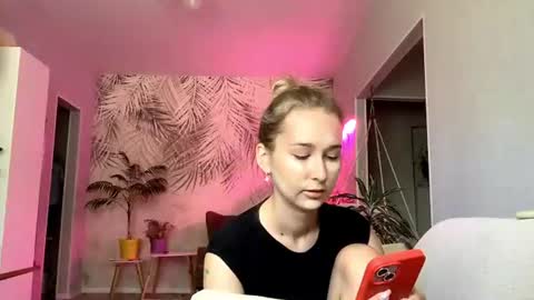 I am Lola hello world online show from July 22, 9:32 am