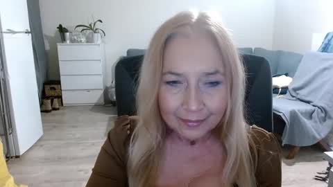 Snapshot of desiresofia chatting on January 14, 7:48 am S O F I A online show from January 14, 7:48 am