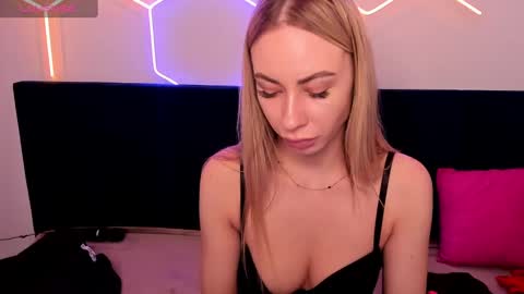 Snapshot of diana_garrett chatting on February 15, 8:54 am Diana  online show from February 15, 8:54 am