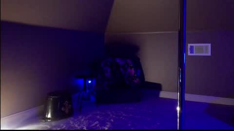 Daisy Wylde online show from March 11, 6:30 am