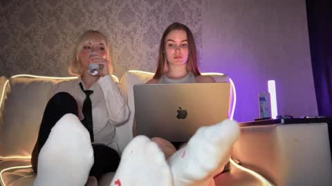 Snapshot of divine_hannah chatting on December 17, 9:38 pm Hannah online show from December 17, 9:38 pm