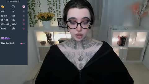 dixipixi_ online show from May 23, 5:50 am