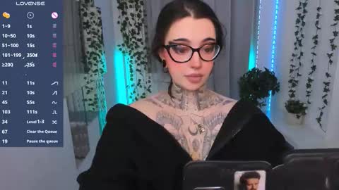 dixipixi_ online show from March 22, 5:46 am