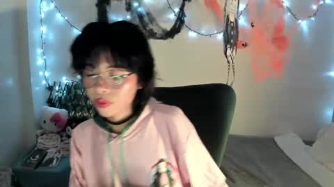 Snapshot of dolliette chatting on October 12, 2:14 am mina online show from October 12, 2:14 am