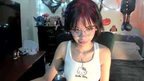 Snapshot of dolliette chatting on October 21, 3:32 am mina online show from October 21, 3:32 am