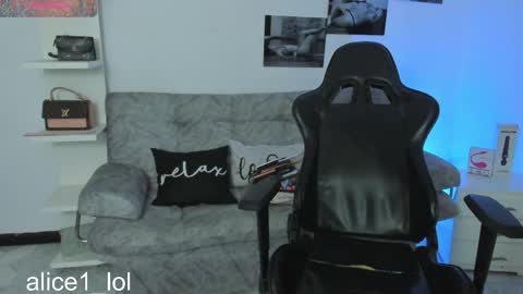 Snapshot of dulce_alice_ chatting on March 6, 9:53 pm ALICE online show from March 6, 9:53 pm