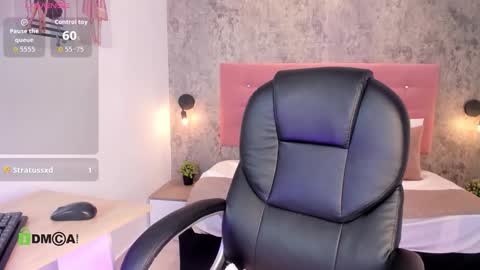 Snapshot of dulcerose01 chatting on September 19, 1:59 am Dulce Rose online show from September 19, 1:59 am