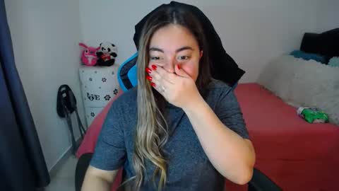 Snapshot of dumont_model chatting on March 6, 3:35 pm Nicole   online show from March 6, 3:35 pm