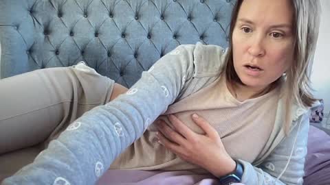 Nadia Ferreira  online show from December 3, 10:39 am