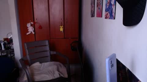 eimy_saenzz online show from April 1, 6:16 pm