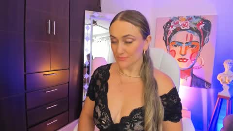 Snapshot of ela_ps chatting on December 23, 11:57 am LOREIN online show from December 23, 11:57 am