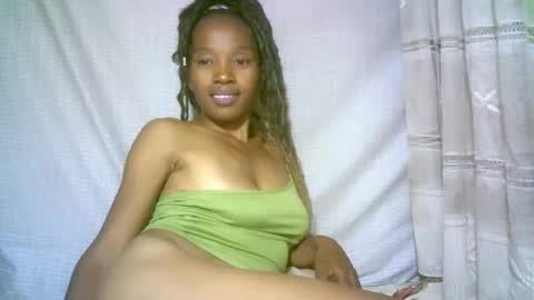 Snapshot of elenah0123 chatting on February 15, 8:22 am elenah013 online show from February 15, 8:22 am