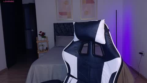 eliiih_ online show from October 23, 4:40 am