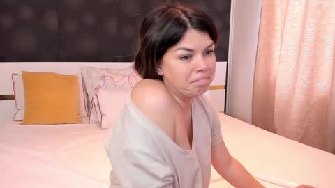 Snapshot of elisetyler89 chatting on December 2, 11:00 am Elly online show from December 2, 11:00 am