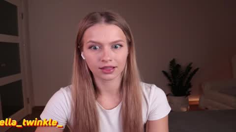 Snapshot of ella_twinkle chatting on October 18, 5:37 pm Ella online show from October 18, 5:37 pm