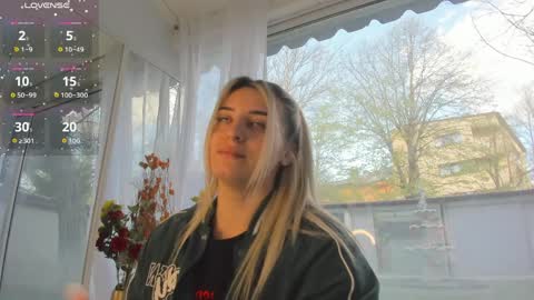 ella_vee online show from April 8, 5:31 am