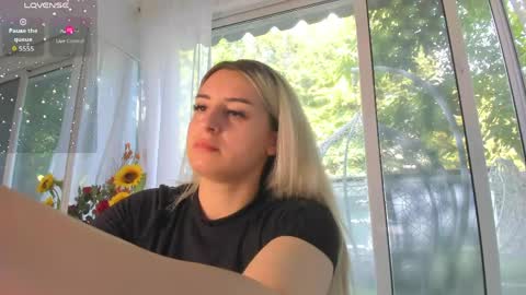 ella_vee online show from June 6, 5:36 am