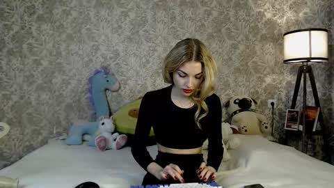 Snapshot of ellamilla chatting on October 19, 10:17 am ellamilla online show from October 19, 10:17 am