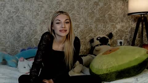 ellamilla online show from December 5, 11:55 am