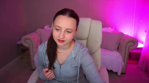 elleebloom online show from November 1, 1:26 pm