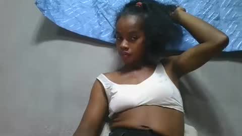 elodie228680 online show from May 11, 4:26 pm