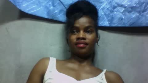 elodie228680 online show from May 25, 3:33 pm