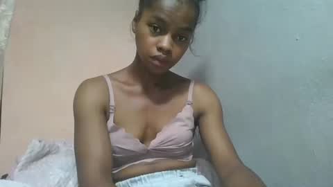 elodie228680 online show from May 3, 3:43 am
