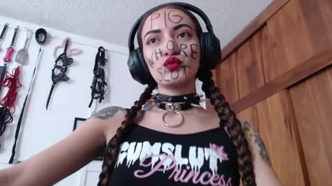 Snapshot of eloise_brown_ chatting on January 20, 9:32 pm Chelsea Please help me to reach 100 thumbs up online show from January 20, 9:32 pm
