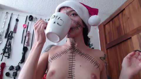 Snapshot of eloise_brown_ chatting on December 19, 8:55 pm Chelsea Please help me to reach 100 thumbs up online show from December 19, 8:55 pm