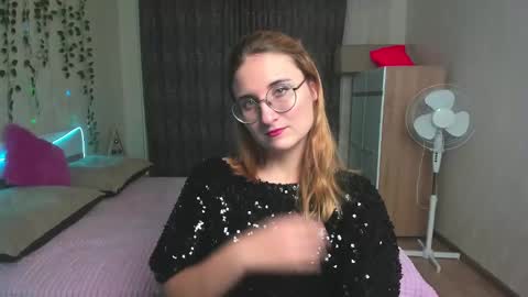 Snapshot of elsa_hot_here chatting on December 4, 2:53 am Elsa online show from December 4, 2:53 am