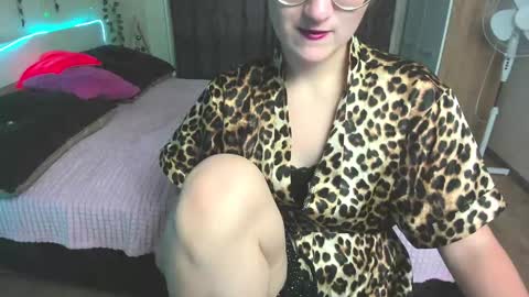 Snapshot of elsa_hot_here chatting on December 16, 3:19 am Elsa online show from December 16, 3:19 am