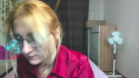 Snapshot of elsa_hot_here chatting on December 12, 2:48 am Elsa online show from December 12, 2:48 am