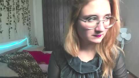 Snapshot of elsa_hot_here chatting on December 6, 8:15 am Elsa online show from December 6, 8:15 am