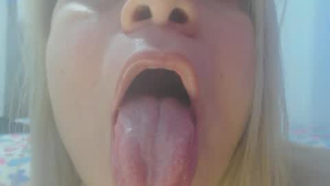 E L Z A  online show from February 24, 7:19 pm