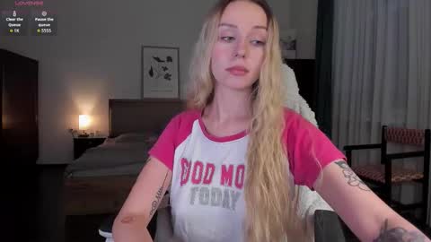 Emilie online show from November 17, 3:46 pm