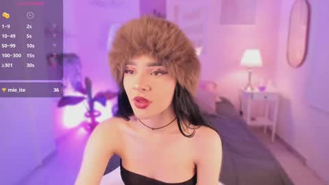 Snapshot of ema_soul chatting on September 30, 8:13 pm emma soul online show from September 30, 8:13 pm