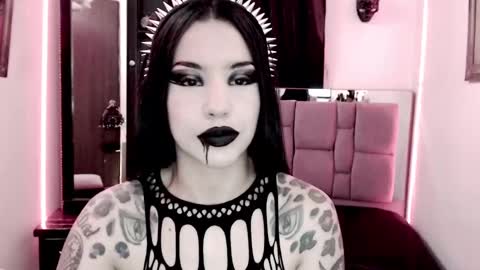 Snapshot of emearld_black chatting on February 19, 10:45 am Emerald Black online show from February 19, 10:45 am