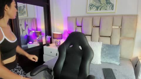 Snapshot of emelie_ch_ chatting on December 2, 9:26 pm Emily  online show from December 2, 9:26 pm