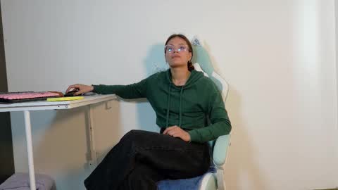 Snapshot of emerald_sparkles chatting on September 18, 8:18 pm sabrina online show from September 18, 8:18 pm