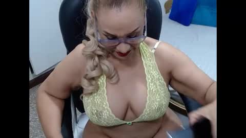emiliaa_hot online show from June 7, 10:49 pm