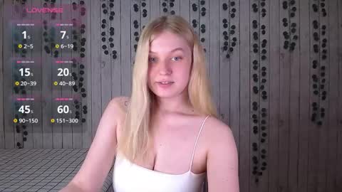 Snapshot of emiliaduchess chatting on October 19, 12:29 pm Amili online show from October 19, 12:29 pm