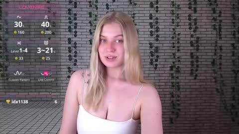 Snapshot of emiliaduchess chatting on October 15, 9:56 am Amili online show from October 15, 9:56 am