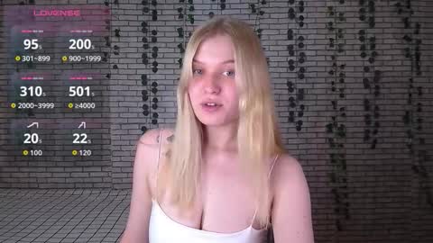 Snapshot of emiliaduchess chatting on October 17, 8:28 am Amili online show from October 17, 8:28 am