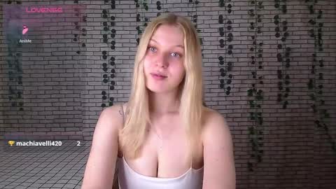 Snapshot of emiliaduchess chatting on September 22, 8:46 am Amili online show from September 22, 8:46 am