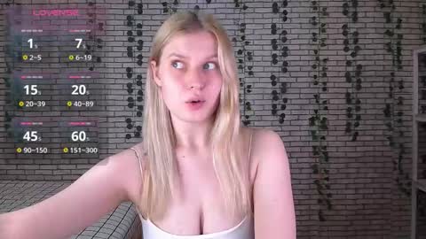 Snapshot of emiliaduchess chatting on September 30, 10:32 am Amili online show from September 30, 10:32 am