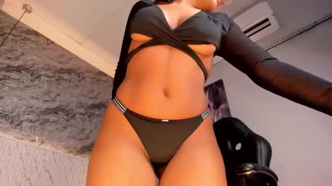 Snapshot of emilly_mell chatting on October 16, 11:24 am emilly_mell online show from October 16, 11:24 am