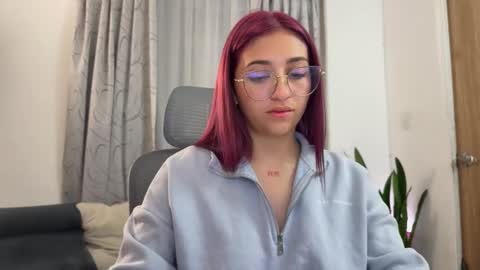 Snapshot of emily_smith29 chatting on February 28, 10:30 am emi online show from February 28, 10:30 am